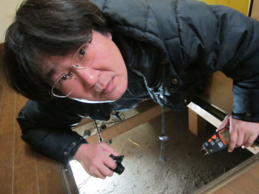 床下で建物調査を行う建築士